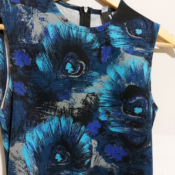 Design Lab Peacock Design With Front Cutout - Picture 2 of 10